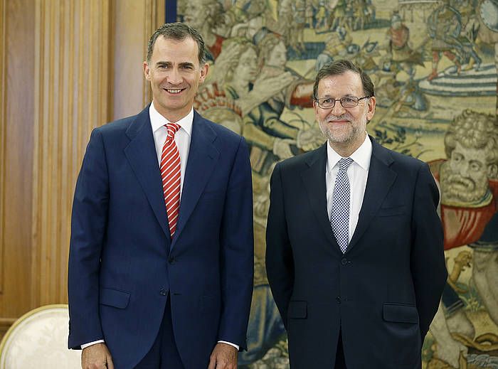 Mariano Rajoy —eskuinean—, Felipe VI.arekin bildu ostean. ANGEL DIAZ / EFE