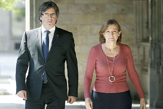 Carles Puigdemont Kataluniako presidentea eta Carme Forcadell Kataluniako Parlamentuko presidentea, Bartzelonan. ANDRE DALMAU / EFE