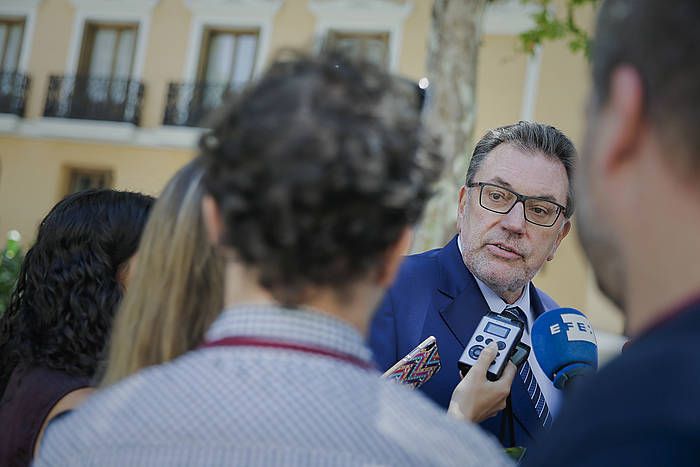 Josep Lluis Cleries PDCren Senatuko bozeramailea, mahaiaren erabakia jakin berritan. EMILIO NARANJO / EFE