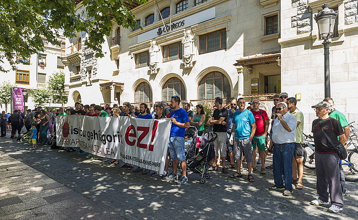 Elkarretaratzea egin dute sindikatuek eta enpresa batzordeak, Gasteizko Michelinen lantegiko lan istripua salatzeko. JUANAN RUIZ / ARGAZKI PRESS