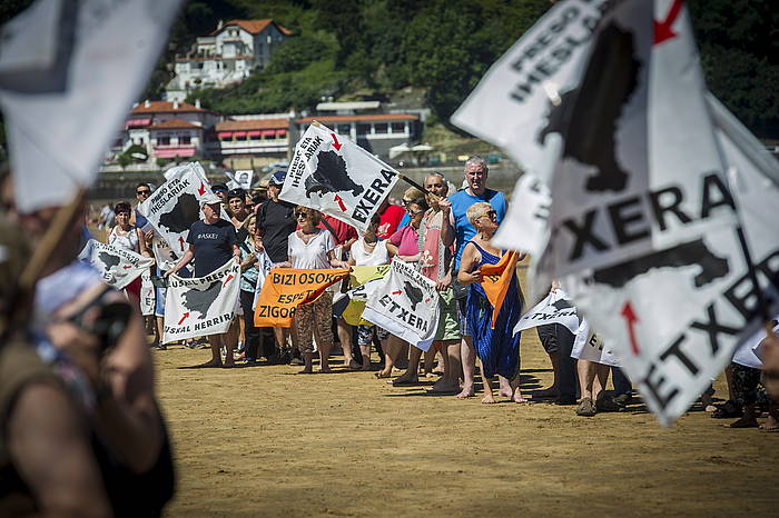 Dozenaka lagun bildu ziren Zarautzen, presoen egera salatzeko. GORKA RUBIO / ARGAZKI PRESS