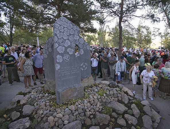 Ezbeharraren lekuan hildakoen omenez ezarri duten oroigarrietako bat. JAVIER BROTO / EFE