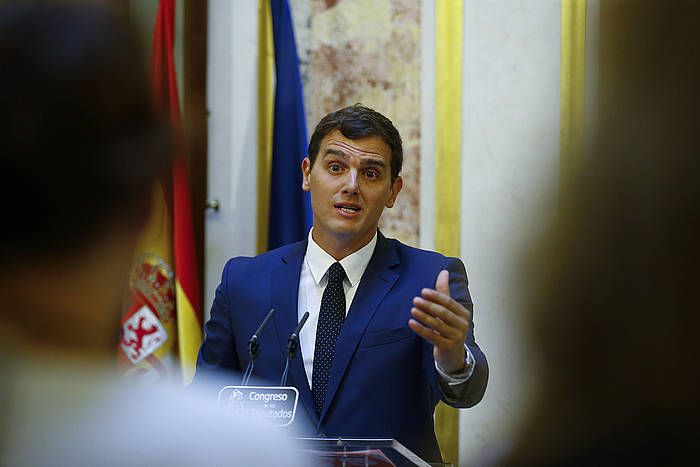 Albert Rivera Ciudadanos alderdiko ordezkaria, prentsaren aurrean. J. P. GANDUL / EFE