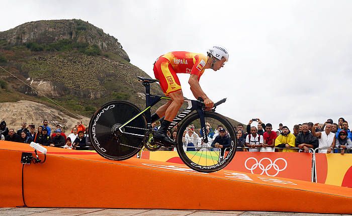 Jonathan Castroviejo, erlojupekoan abiatzen. JAVIER ETXEZARRETA / EFE