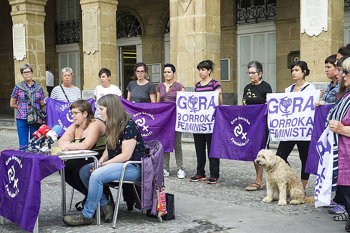 Herriko futbol taldeak Paul Abasolo fitxatu izana salatu du Portugaleteko mugimendu feministak. MARISOL RAMIREZ / ARGAZKI PRESS