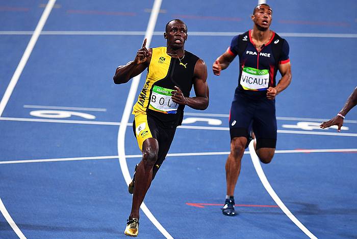 Bolt, ezkerrean, 100 metroko proba irabazi berritan. DEAN LEWINS / EFE