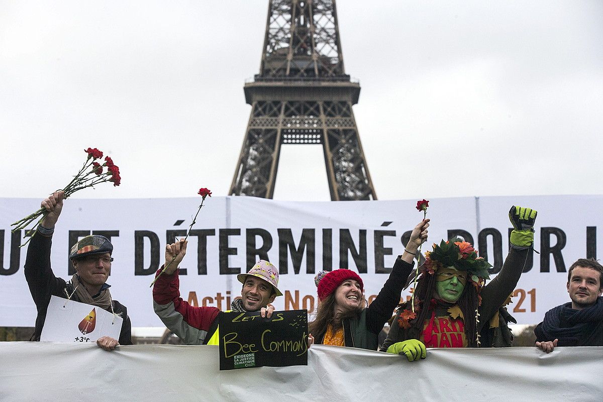 COP21 goi bileraren harira mundu osoko ekintzaileak elkartu dira egunotan Parisen. Irudian, hainbat lagun, atzo, Eiffel Dorrean. ETIENNE LAURENT / EFE.