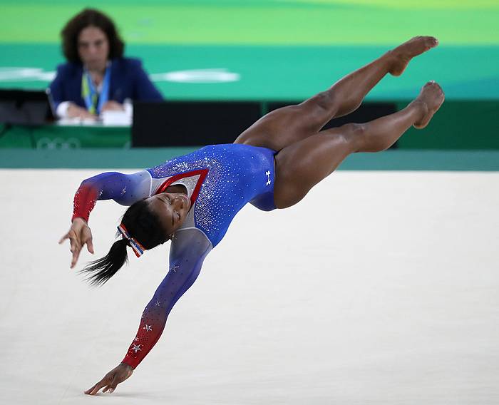 Simone Biles, lurreko proban urrezko domina lortzea ahalbidetu zion saioan. HOW HWEE YOUNG / EFE