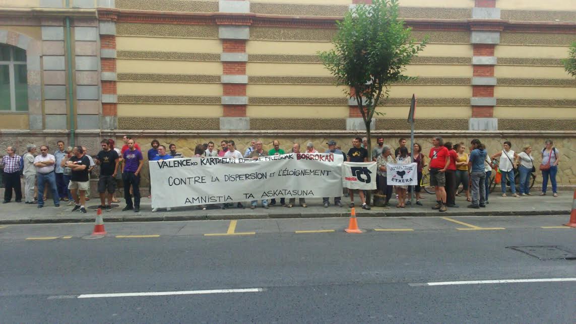 Amnistiaren Aldeko eta Errpresioaren Aurkako Mugimeduaren protesta, Frantziako kontsuletxearen aurrean, Blbon. BERRIA