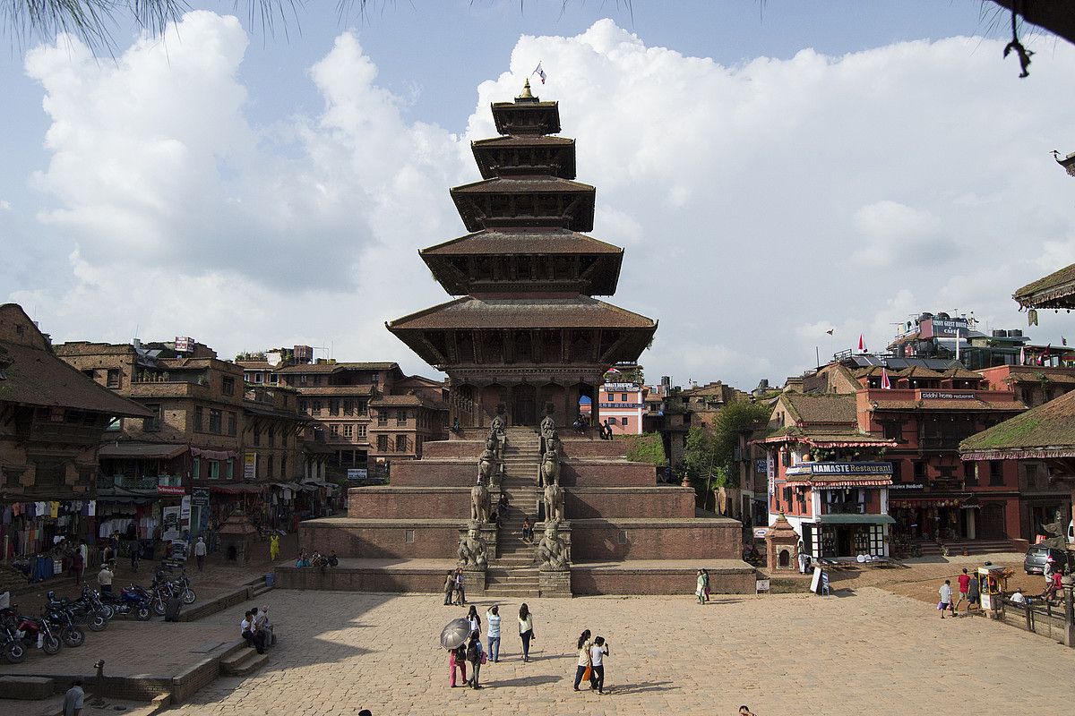 Bhaktapurreko Taumadhi plazaren ikuspegi orokorra, Nyatapola tenplua erdian dela. JON HAITZ LEGARRETA.