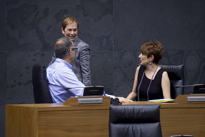 Laura Perez (Ahal Dugu) eta Adolfo Araiz (EH Bildu), Nafarroako Gobernuak hezkuntzari buruz egindako plenoan. IñIGO URIZ / ARGAZKI PRESS