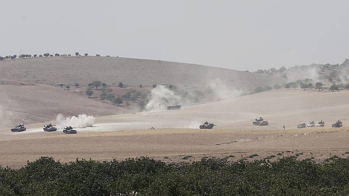 Goizaldean sartu dia Turkiako tankeak Siriaren menpeko Kurdistanen. SEDAT SUNA / EFE