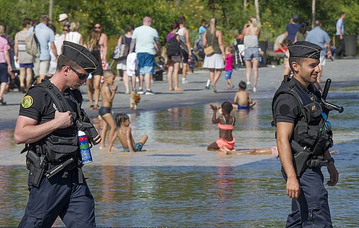 Polizia Nizako hondartzan, joan den uztailean. OLIVIER ANRIGO /EFE