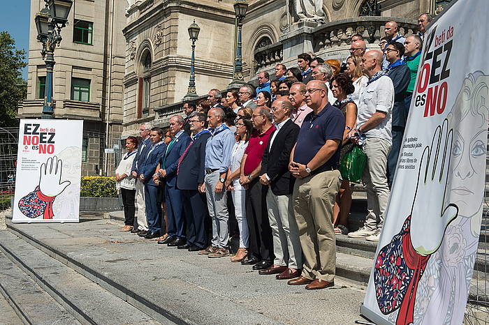 Bilboko Udaleko ordezkariak, azken egunetako erasoak salatzeko elkarretaratzean. ARGAZKI PRESS