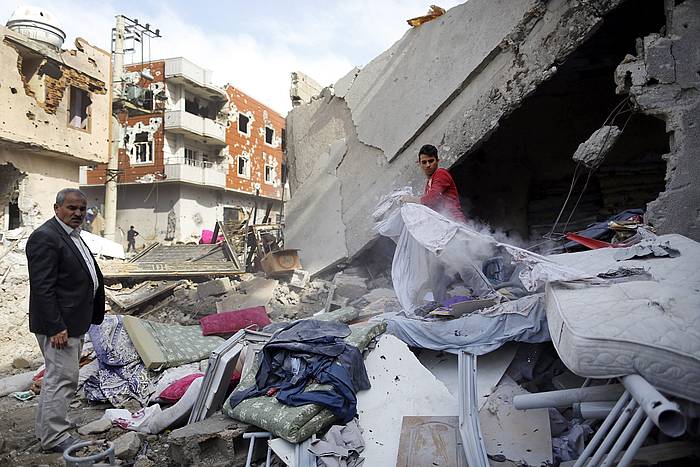 Joan den martxoan hasi ziren borrokak Cizre hirian. Ondorioz, ia erabat suntsituta geratu da. CEM TURKEL / EFE