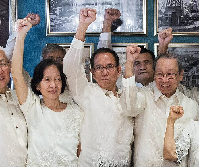 Ezkerretik eskuinera, Wilma Tiamzon, Benito Tiamzon eta Jose Maria Sison Filipinetako lider komunistak, astelehenean, Oslon. EFE. BERIT ROALD / EFE