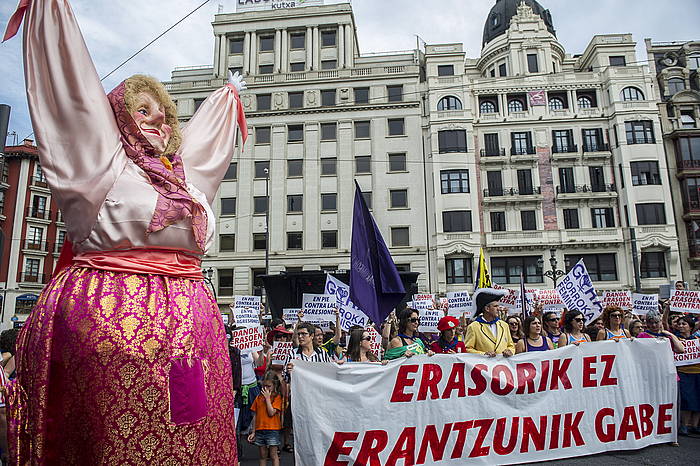 Ostiralean Bilboko Konpartsek deituta sexu erasoak salatzeko elkarretaratzea egin zen. MARISOL RAMIREZ / ARGAZKI PRESS