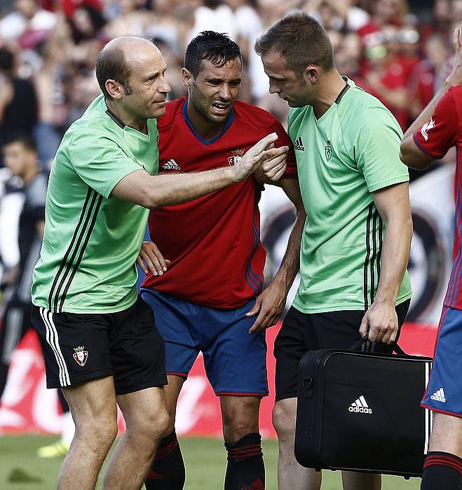 Javi Flaño, larunbatean, futbol zelaitik min hartuta ateratzen. JESUS DIGES, EFE