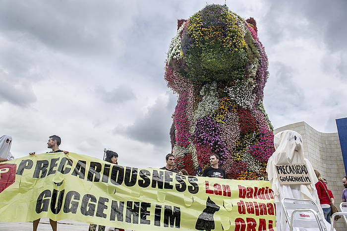 Guggengeim museoko hezkuntza saileko langileen protesta bat, joan den abuztuaren 8an. MARISOL RAMIREZ / ARGAZKI PRESS