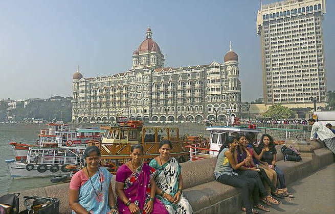 Zenbait emakume, Bombay hiriko Taj Mahal hotel ospetsuaren aurrean. DIVYAKANT SOLANKI / EFE