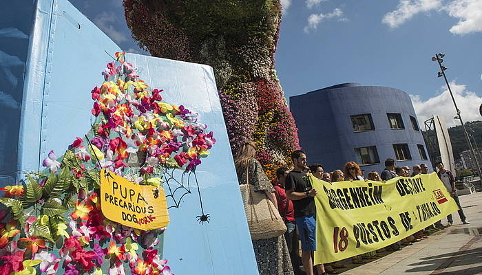 Guggenheim museoan Manpower Group enpresaren bidz azpikontrataturik aritzen diren hezitzaileak protestan. MONIKA DEL VALLE/ARGAZKI PRESS