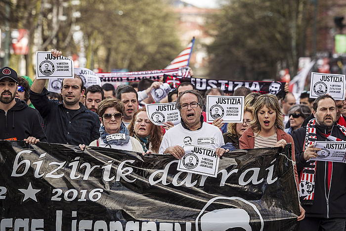 Iñigo Cabacasen auzia salatzeko manifestazioa egin zuten apirilean Bilbon. Irudia, Cabacas zenaren aita. ARITZ LOIOLA / ARGAZKI PRESS