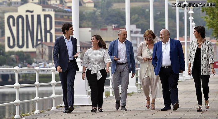 Josu Erkoreka eta Itxaso Atutxa EAJko hainbat kiderekin, Bilbon egindako agerraldian. MIGEL TOÑA / EFE