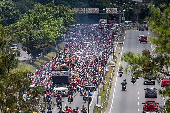 Nicolas Maduro presidentea babesteko martxa. MIGUEL GUTIERREZ / EFE