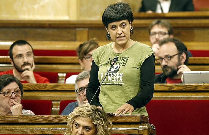 Anna Gabriel CUPeko parlamentaria, Kataluniako Legebiltzarreko saio batean. ANDREU DALMAU / EFE