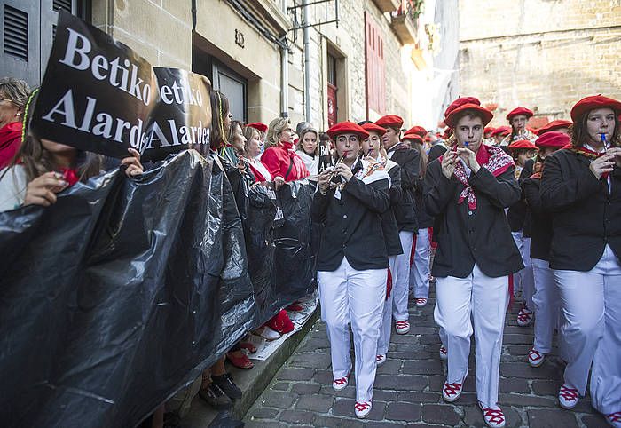 Hondarribiko Jaizkibel konpainia, iazko alardean, plastiko beltzen artean desfilatzen. JON URBE / ARGAZKI PRESS