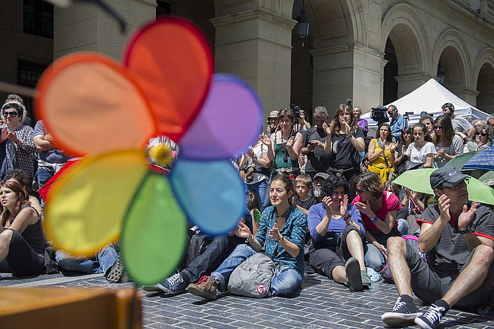 Maiatzean Donostiako Onkologikoa eta Gipuzkoako Foru Aldundia lotu zituzten giza katean, erraustegiaren kontra. JUAN CARLOS RUIZ / ARGAZKI PRESS