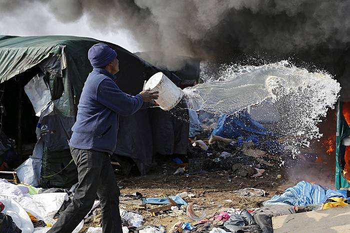 Errefuxiatu bat Calaisko kanpalekuan. THIBAULT VANDERMERSCH / FE