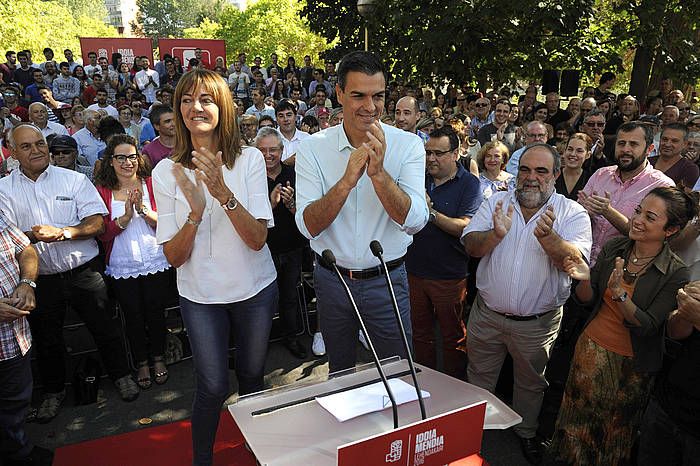 PSE-EEko hautagai Idoia Mendia, Gasteizen, Pedro Sanchez idazkari ngusiarekin. ADRIAN RUIZ DE HIERRO / EFE