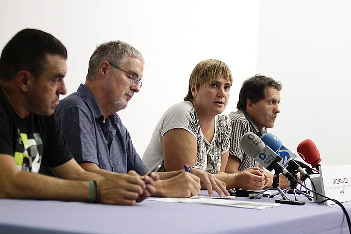 ELAko eta LABeko buruzagien agerraldia, gaur Bilbon. Ezkerretik hasita, Joseba Villarreal eta Adolfo Muñoz (ELA), eta Ainhoa Etxaide eta Jabi Garnika (LAB). BERRIA