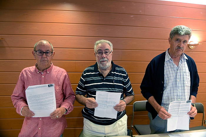 Ezkerretik eskumara, plataformako Iñaki Astoreka eta Juan Mari Zulaika, eta Jose Sagarnaren iloba Gorka Sagarna. LUIS JAUREGIALTZO / ARGAZKI PRESS