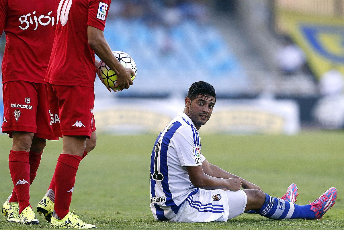 Carlos Vela, lurrean, Sportingen aurka jokatutako partidan. JAVIER ETXEZARRETA / EFE.