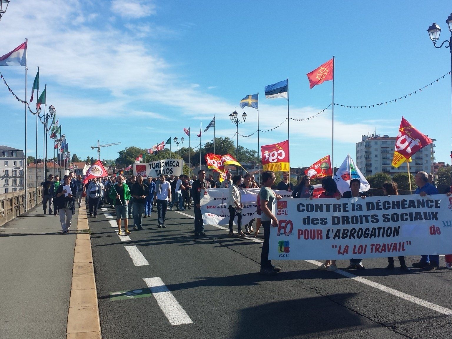 Lan erreformaren aurkako manifestaldia, Baionan. EKHI ERREMUNDEGI