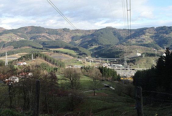 Ezkioko —ezkerrean— eta Itsasoko —eskuinean— herri kaskoak agertzen diren bista panoramikoa. BERRIA