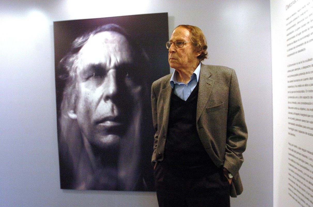 Alberto Schommer, 2006ko apirilean, Donostiako Koldo Mitxelena kulturunean, Metropolia erakusketa aurkezten, autorretratu baten ondoan. JUAN CARLOS RUIZ / ARP.