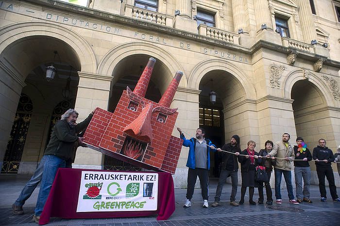 Besteak beste, Zubietako errauste plantaren proiektua baztertzeko eskatu du Greenpeacek. JUAN CARLOS RUIZ / ARGAZKI PRESS