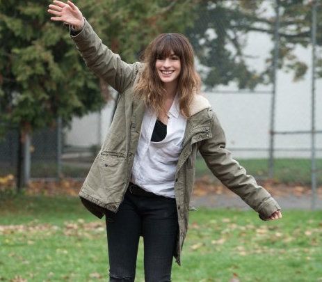 Anne Hathaway, 'Colossal' filmaren fotograma batean. ZINEMALDIA