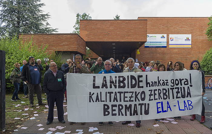 Protesta zaratatsua egin dute Lanbideko langileek, Gasteizen. JUANAN RUIZ / ARGAZKI PRESS