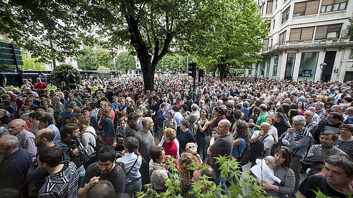 Maiatzean emisioak eten zituztenean UPNren egoitzaren aurrean izan zen protesta jendetsua. IñIGO URIZ, ARGAZKI PRESS