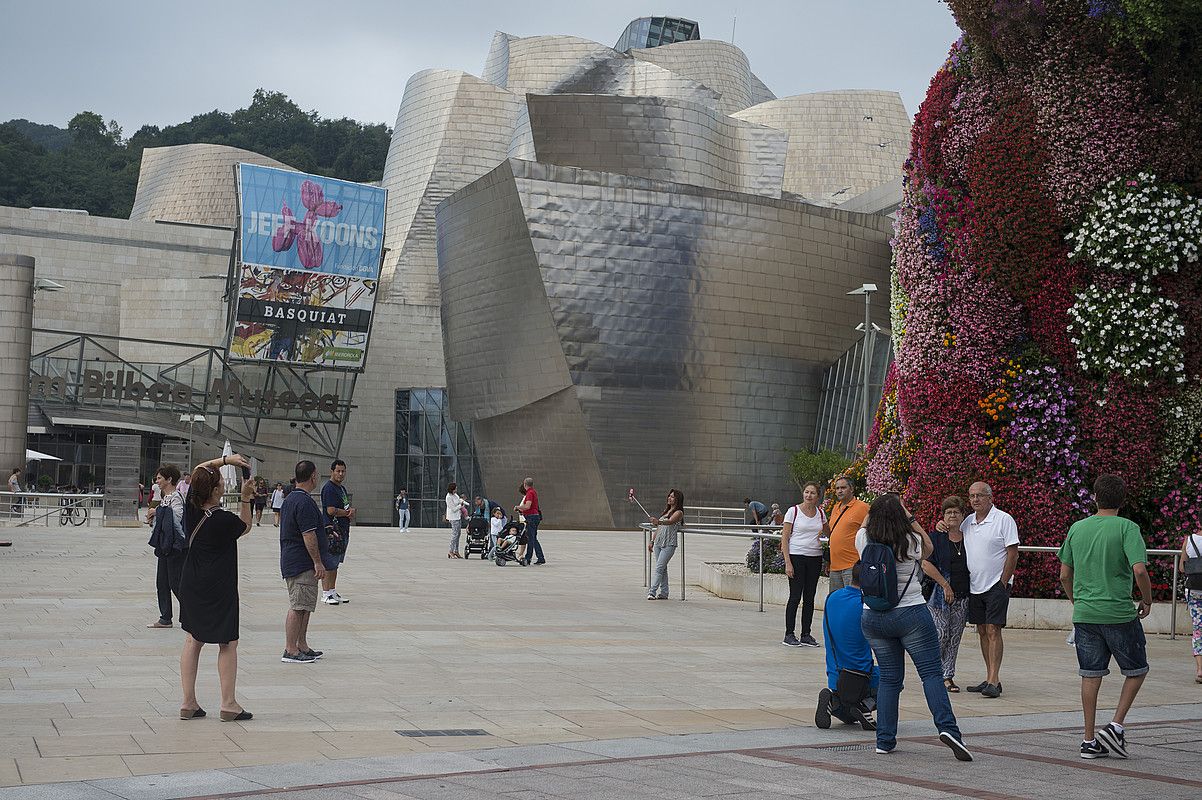 Turista talde bat Bilbon, Guggenheim inguruan. MARISOL RAMIREZ / ARGAZKI PRESS.