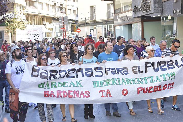 Bardeako tiro eremuaren aurkako manifestazioa egin dute Tuteran. IDOIA ZABALETA / ARGAZKI PRESS