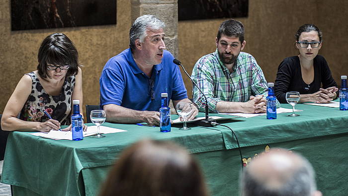 Maider Beloki, Joseba Asiron, Aritz Romeo eta Laura Berro EH Bilduko hautetsiak, aurreko agerrali batean. LANDER F. ARROIABE, ARGAZKI PRESS