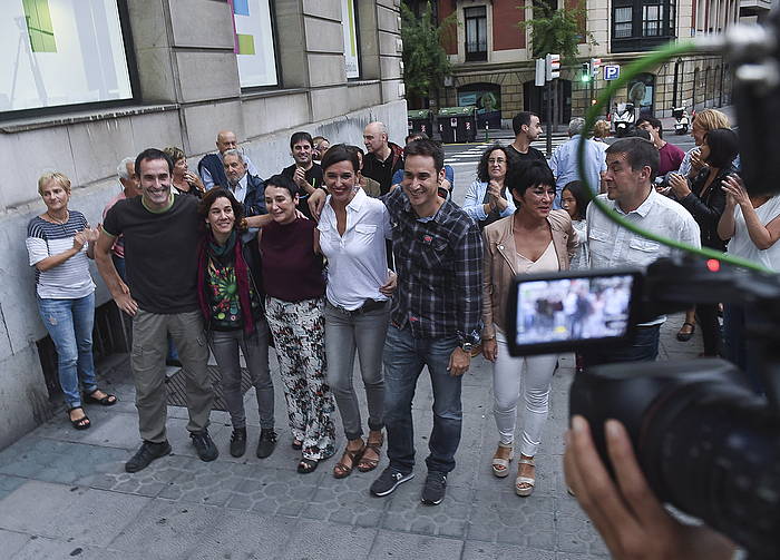 Bizkaiko EH Bilduko bost legebiltzarkideak, Maddalen Iriarte eta Arnaldo Otegi, gaur, Bilbon. LUIS JAUREGIALTZO, ARGAZKI PRESS