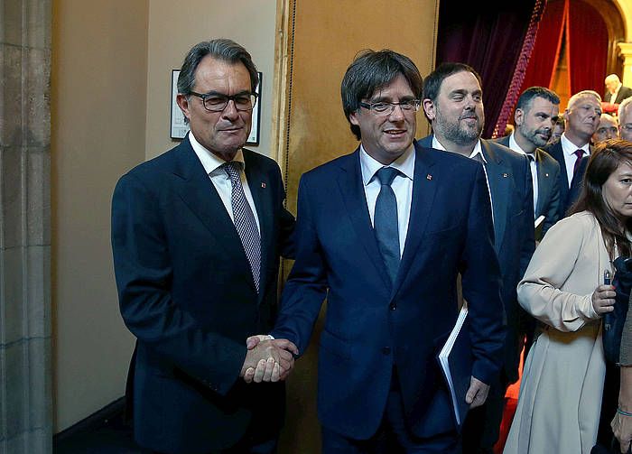 Artur Mas presidente ohia eta Carles Puigdemont presidentea, elkar agurtzen. TONI ALBIR / EFE