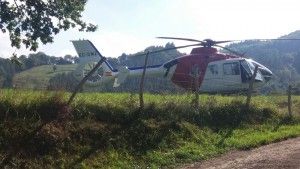 Helikoptero bat, gorpua eramateko zain. GOIERRIKO HITZA