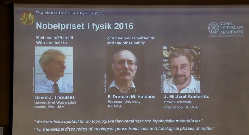 Fisikako Nobel saridunen argazkiak, sarituen izen-abizenen berri emateko agerraldian.